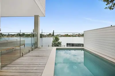 Image de Huge waterfront, pool, family & pet-friendly home