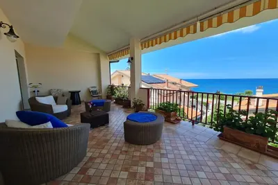 Image de Terrasse et Vue sur la Mer (Piedigrotta Terrace)