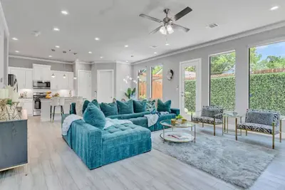 Image de Luxury 4-Bdr Urban Oasis Minutes to Downtown
