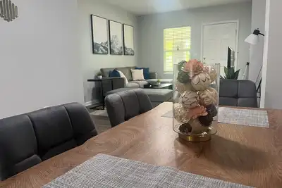 Image de Charming 2-bedroom townhome in Indianapolis with private garage and backyard