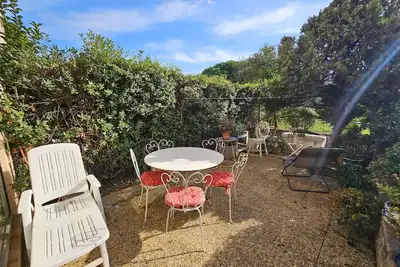 Image de Studio rez de jardin au calme, proche de la mer, parking. .