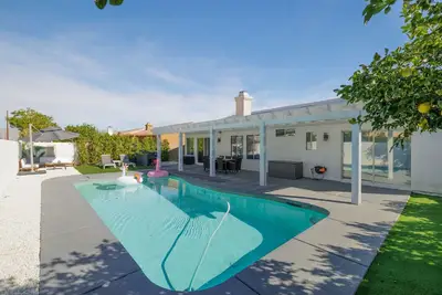 Image de Escape to tranquility at this beautiful desert retreat in Indio!