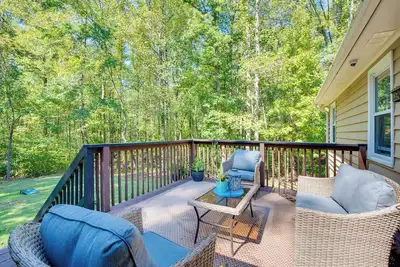 Image de Ellenwood Family Home: Fire Pit, Deck & Pool Table
