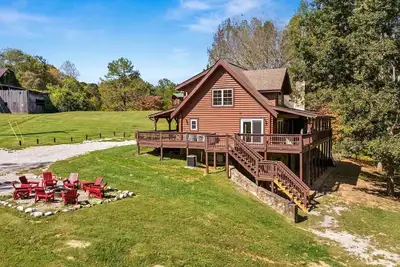 Image de Alpine 8 Br Lodge - Hot Tub, Fire Pit, Ping Pong