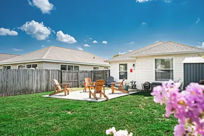 Image de Surfside Cottage - 3br/2ba - Close to Beaches & Zoo