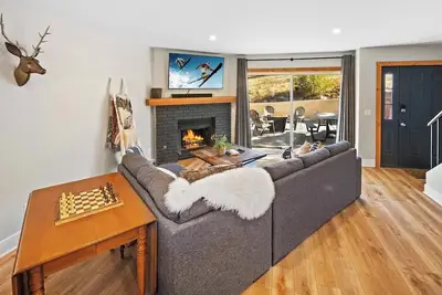Image de Slopeside at Bear Mountain By Destination Big Bear:Ski In Ski Out Patio w/ Fire Pit! Community PickleBall/Tennis/Basketball Courts + Hot Tub! Walk to Bear Mountain Resort, Golf Course & National Forest Trails!