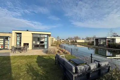 Image de Top modern chalet IJssel Oase with fenced garden