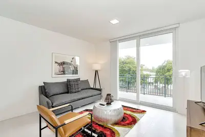 Image de Coconut Grove Charm, City Convenience | Roami at Grove 27