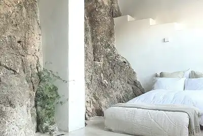 Image de House No. 45 is spectacularly built on the rock of El Tajo, Montejaque.