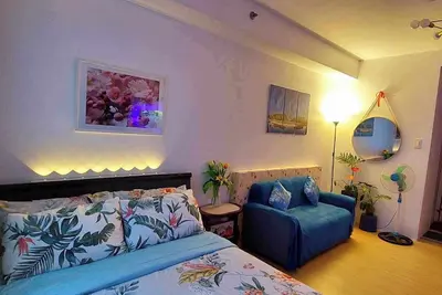 Spacious Queen bed studio MPLace near Mrt, Abs Cbn etc. Wifi-Netflix-Kitchenette
