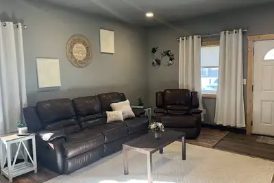 Image de Modern 2-bed with full kitchen, in-unit laundry, and off-street parking. Near downtown Fairbanks.