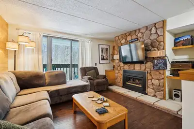 Image de Pinnacle B14 Cozy 1 bedroom, 1 bath with shuttle to the slopes everyday of the week. The outdoor pool, hot tub, and, tennis courts are open during summer only.