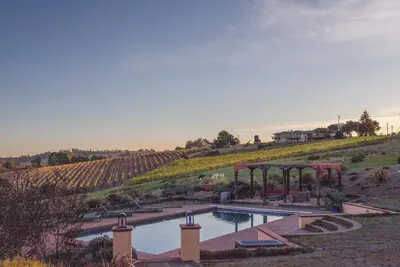 Image de 5 Acre Villa Retreat w\/ Vineyard, Pool, & Spa