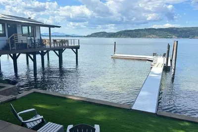Image de New Listing! Lakefront home with Private Beach and Dock