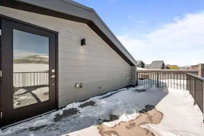 Image de New! Rooftop Deck | Mtn Views | Bluebird Market | Modern Townhome