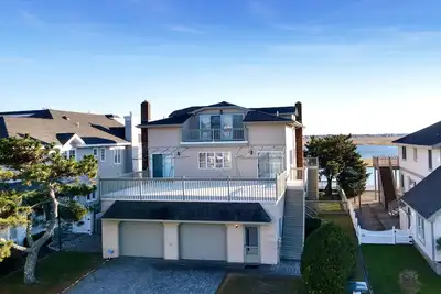 Image de Excellent choice on the Bayfront featuring 6 bedrooms, 4 full baths and 1 power room