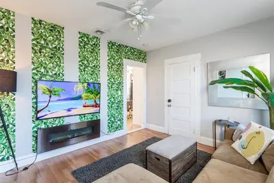 Image de Sunny & Spacious 2bd, 1ba Wfh Apt-Huge Yard & Patio