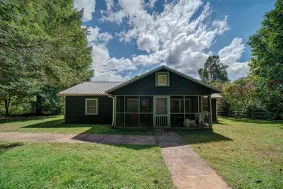 Image de Moonshiner's Cabin | Minutes from Two Wheels!