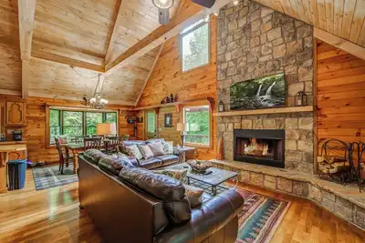 Image de Minutes from downtown Blue Ridge Hot Tub & Game Room!