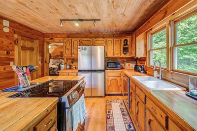 Image de Mountain escape minutes from downtown Blue Ridge, Georgia! Waterfall & Private H