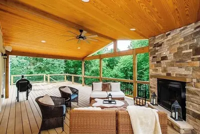 Spacious 5-bedroom house in charming Gainesville lake side with WiFi, Hot Tub.