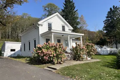 Image de Hyde House - Vacation in the lap of luxury in Morris Ny ~ Heated Saltwater Pool