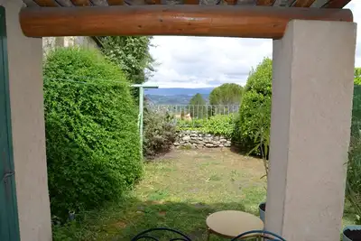 Image de Cosy gîte rural au coeur du village avec vue sur Bonnieux et le Ventoux. Jardin!
