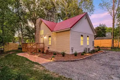 Image de Red Roof Retreat at Lake Anna, Waterfront w/kayaks, fire pit, grill & large deck