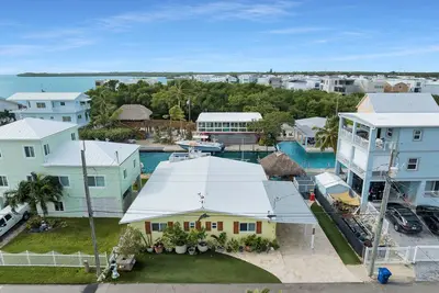 Image de Unique 4 Bedroom, 3 Bath Keys-y Canalfront Home
