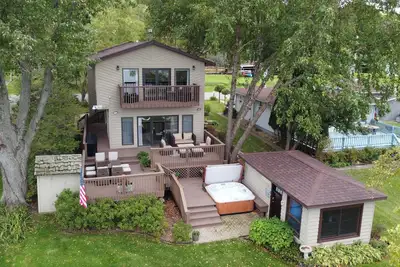 Image de Lake Como Retreat for 9! Hot Tub, Fire Place, Fire Pit, Kayaks and Pier!