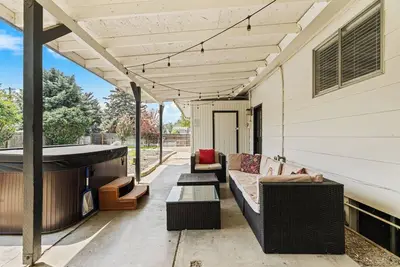 Image de Poolside Paradise: Hot Tub, Foosball, Arcade!