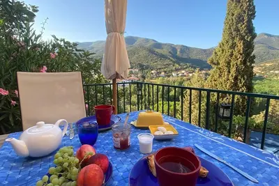 Image de c'est une maison bleue, accrochée à la colline du charmant village de Palalda