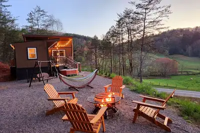 Image de Mountain View, Hot Tub, Firepit + Low Cleaning Fee