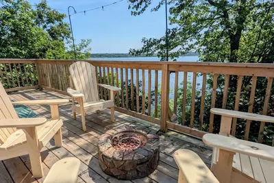 Image de Serene Waterfront Retreat with Stunning Views, Cozy Comfort, & Outdoor Adventure