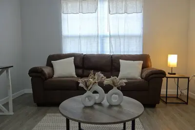 Image de Spacious 3Bed/3Bath Apt: Pet-Friendly, Gym, Minutes from Eiu & Local Attractions