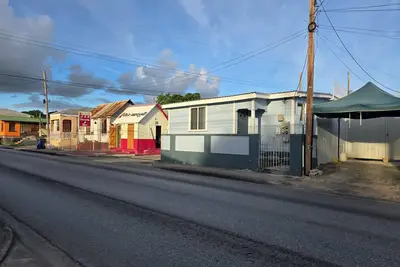 Image de Authentic Suburban Retreat: Ac Bedroom, Wi-Fi, 5 Mins to Bridgetown & Beach