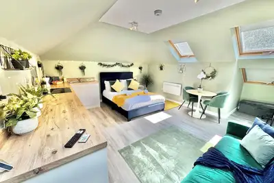Image de Luxe Chic Retreat - Tropical Vibes - Minutes Walk to Town and Beach - Sleeps 3