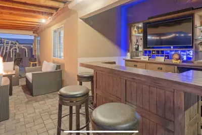 Image de centrally located. Private yard, bar and fire place \n 8 mins-hike\n7 mins-airport