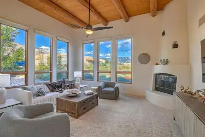 Image de Luxury 4 Bedroom 3 Bath House in Naa