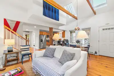 Image de Central Ptown Gem / 2br, Ac, Patio / 2-Car Parking