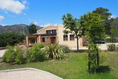 Image de Cottage with fenced garden and tennis court, basketball. ideal for families.