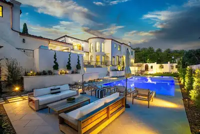Image de Spacious 6-bedroom house with pool and fitness room in brilliant Beverly Hills