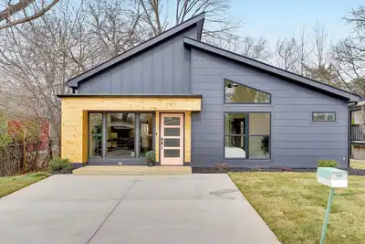 Image de 3-bed 2-bath Modern Charmer near Downtown