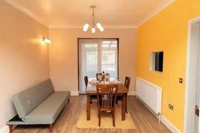 Image de Modern Home|Sleeps 6 | Free Parking and free Wi-Fi w/Netflix