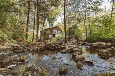 Image de Creek Side Cabin with Wood Fired Hot Tub and Fire Pit