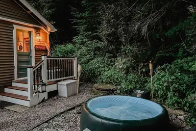 Image de The Little Lake Cabin with hot tub