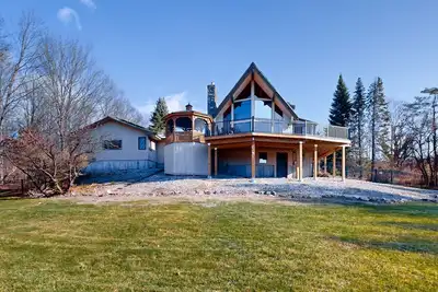 Spectacular mountain view home: dog friendly, large deck & game room