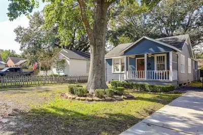 Image de 4 Mi to Dtwn: Baton Rouge Bungalow w/ Private Yard