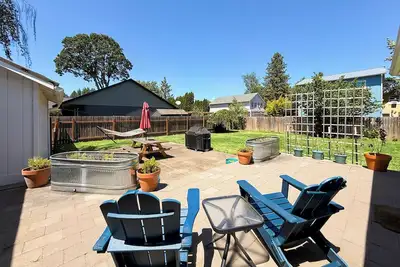 Image de Updated 3-bedroom historic farmhouse, amazing kitchen, walk to Linfield in 5 min