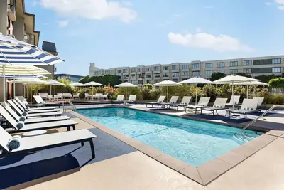 Image de Amazing Retreat Close to Chinatown | Outdoor Pool Access | Pets Are Allowed